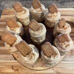 Finished individual Biscoff cakes topped with biscuits and crumbs.