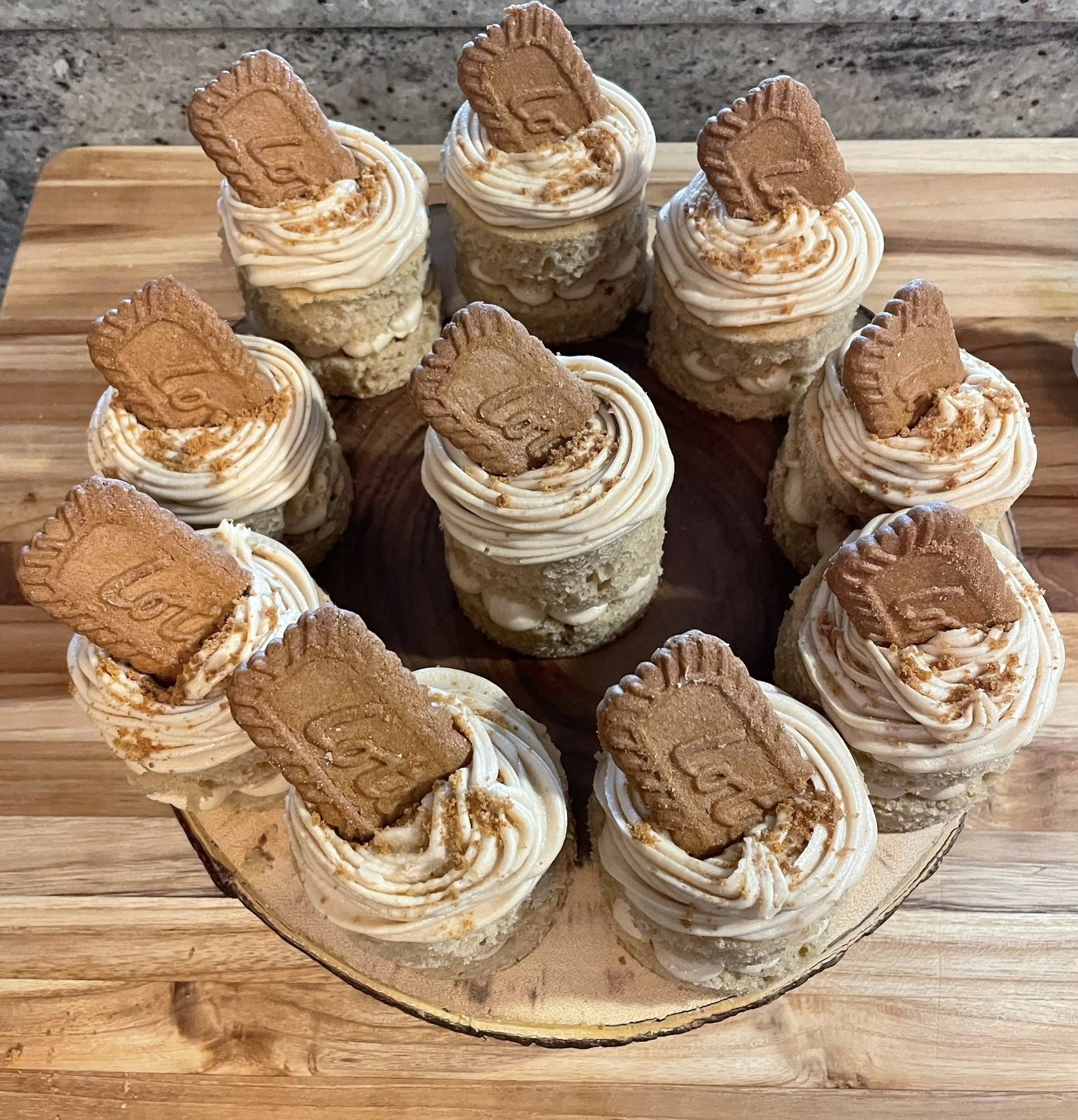 Finished individual Biscoff cakes topped with biscuits and crumbs.